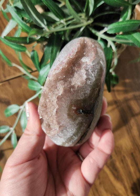 High quality rainbow sugar amethyst  with a stalactite flower, light pink, double crystallization, Uruguay amethyst, cutbase, natural color