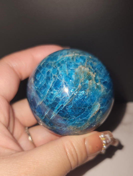 Beautiful natural blue appetite sphere with flash, D