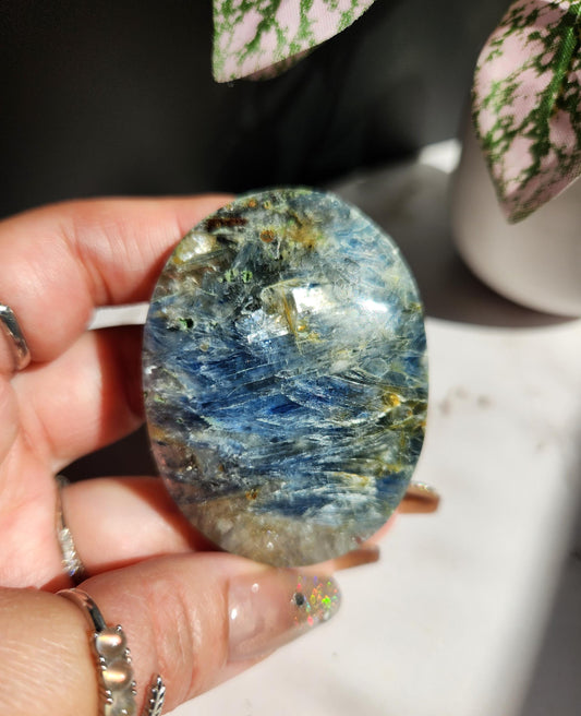 AAA natural blue Kyanite quartz palm stone with quartz and iron inclusions, pocket stone 34B